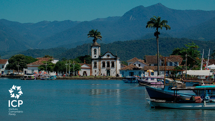 Foto de Paraty, com barcos e parte da cidade.