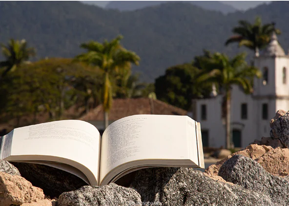 Um livro aberto e a cidade atrás